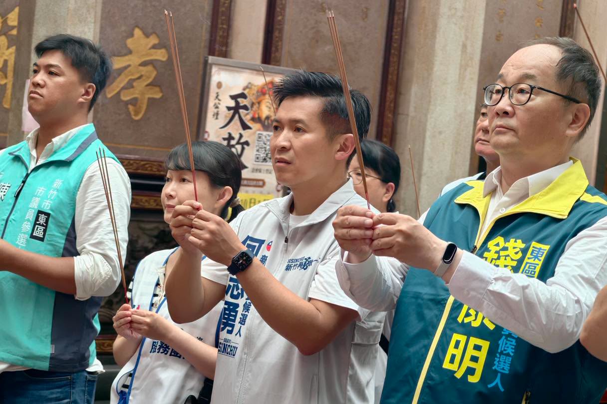 何志勇偕競選團隊參拜祈福