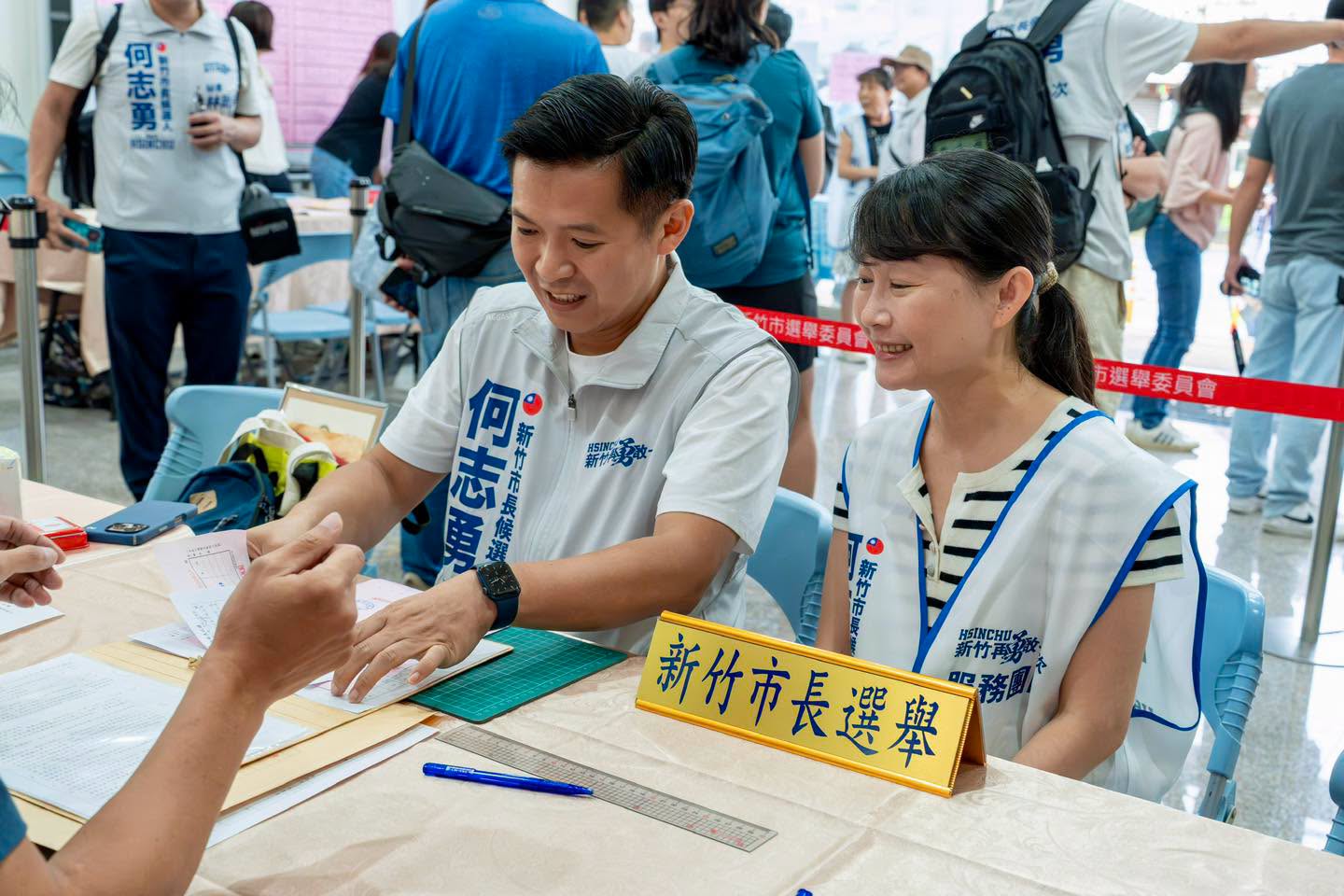 何志勇由太太陪同於新竹市長選舉登記處完成參選登記