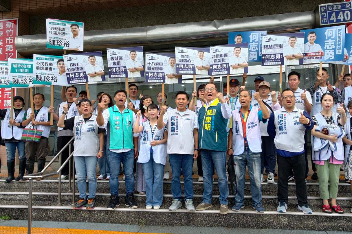 何志勇與支持者高舉政見看板合影