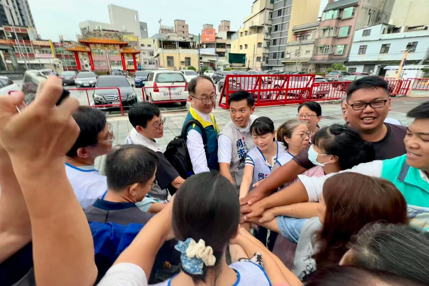 何志勇與競選團隊、支持者圍圈加油打氣
